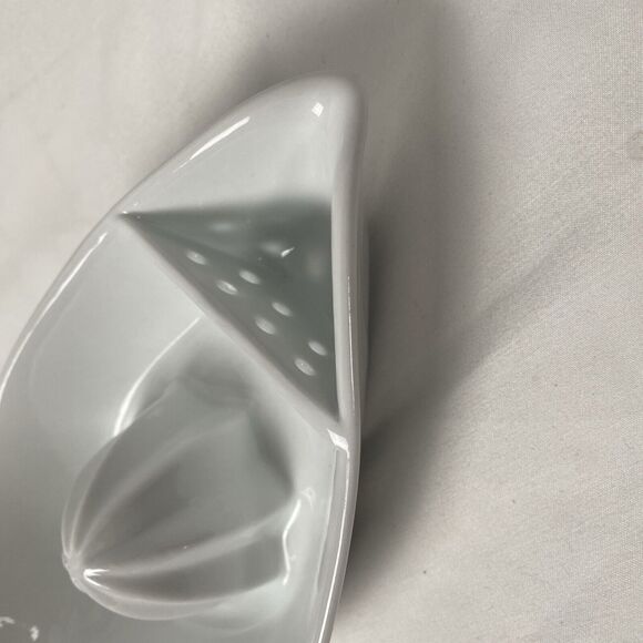 Simple Dining White Ceramic Porcelain Manual Citrus Juicer - Picture 8 of 12
